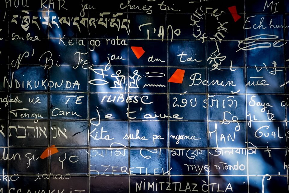 Пам’ятки Парижа з фото - Стіна кохання на Монмартрі