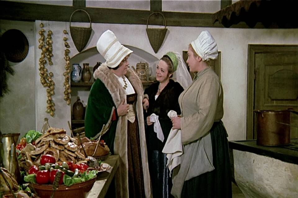 Карола Браунбок у ролі мачухи та Даніела Главачова у ролі її доньки Дори у фільмі «Три горішки для Попелюшки» (1973)