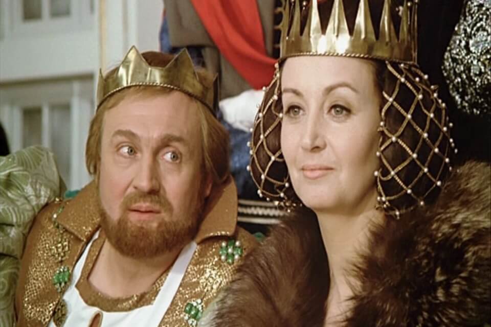 Король (актор Рольф Хоппе) та Королева (акторка Карін Леш) у фільмі «Три горішки для Попелюшки»